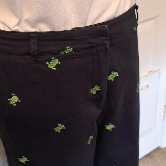 Briggs New York Size 12 cropped pants with small green frogs and White Button Do - Picture 4 of 8